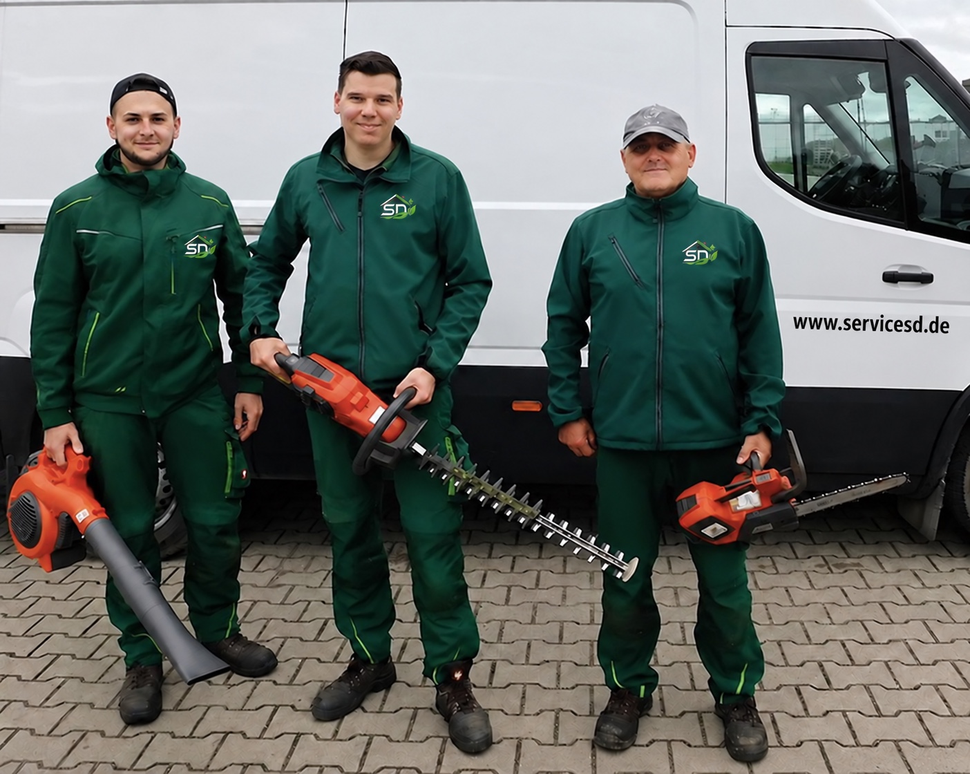 Team von SD Gebäudeservice bei der Gartenpflege